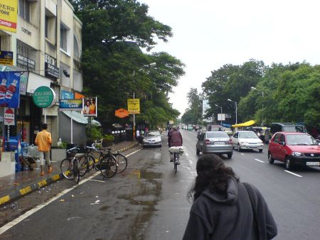 50 Meter von meinem Apartment entfernt - Koregeon Park, North Road, Pune - das europäischste Stück Indien, was es gibt. 50 Meter von meinem Apartment entfernt - Koregeon Park, North Road, Pune - das europäischste Stück Indien, was es gibt.